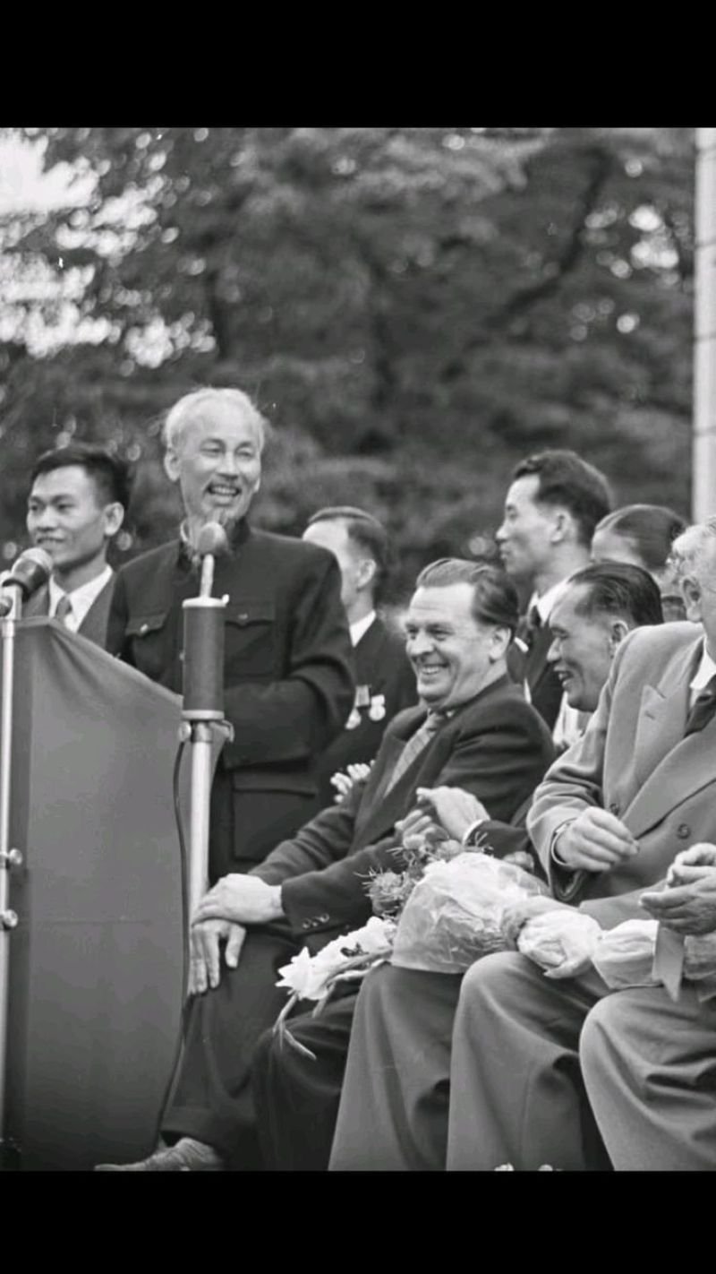 ảnh bác hồ đen trắng (1)