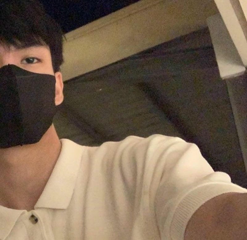 ảnh con trai đeo khẩu trang đen (15)