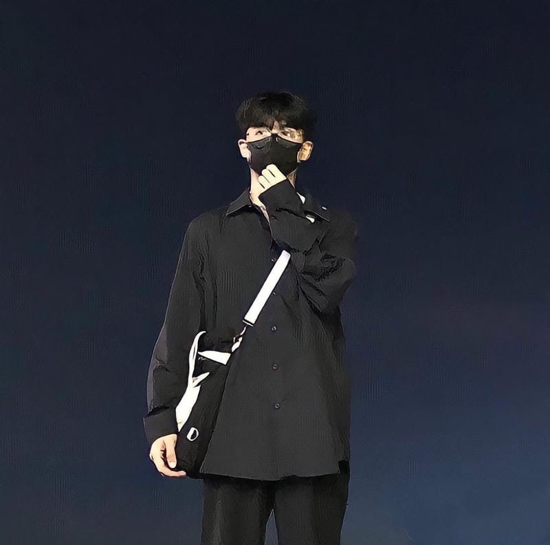 ảnh con trai đeo khẩu trang đen (17)