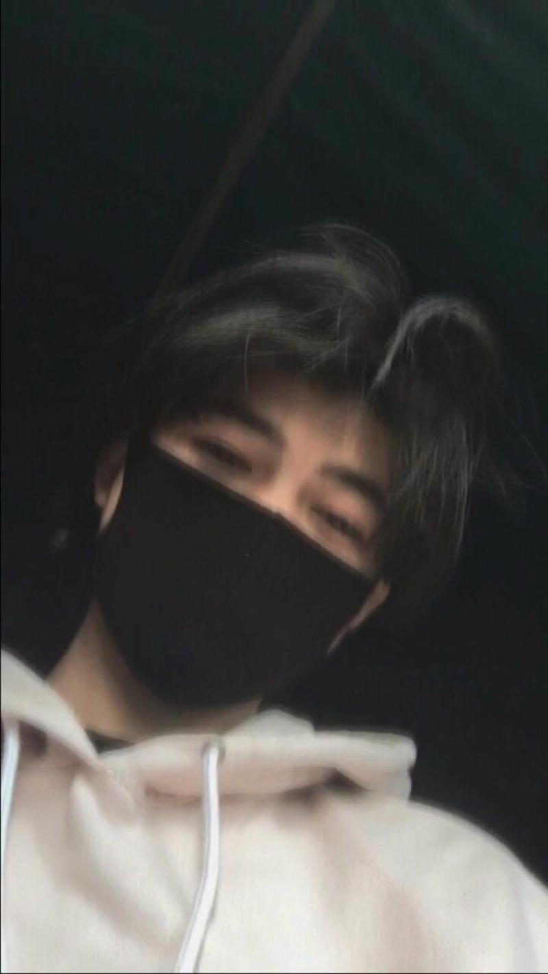 ảnh con trai đeo khẩu trang đen (23)