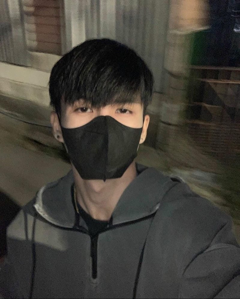 ảnh con trai đeo khẩu trang đen (27)
