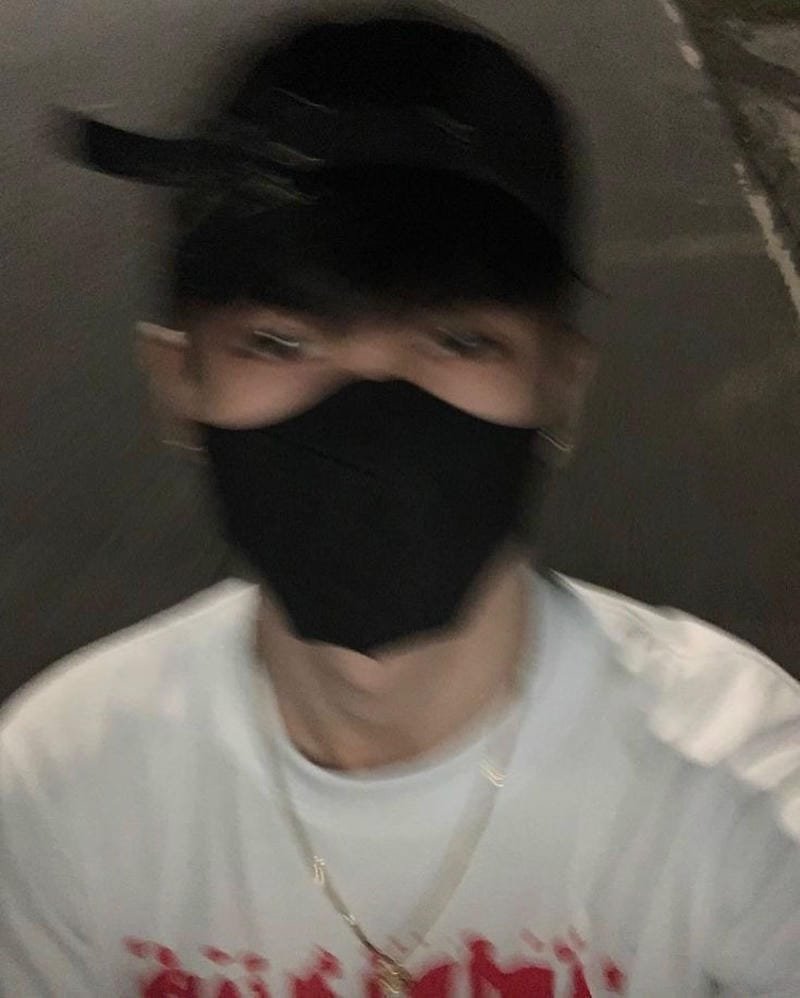 ảnh con trai đeo khẩu trang đen (30)