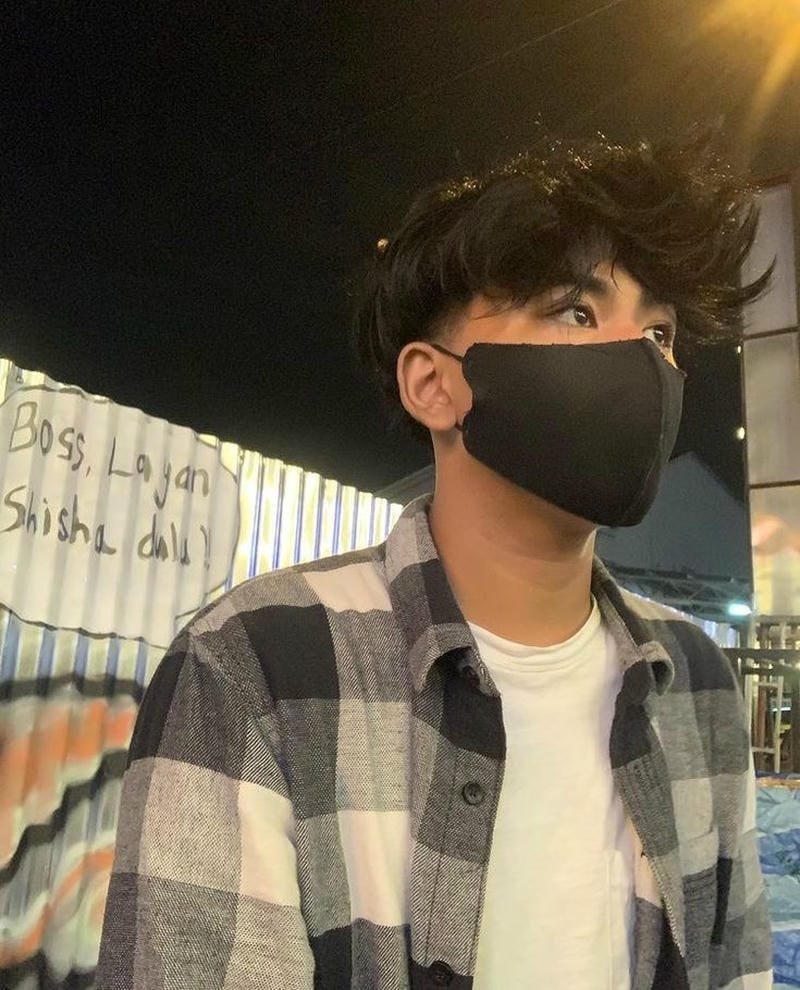 ảnh con trai đeo khẩu trang đen (4)