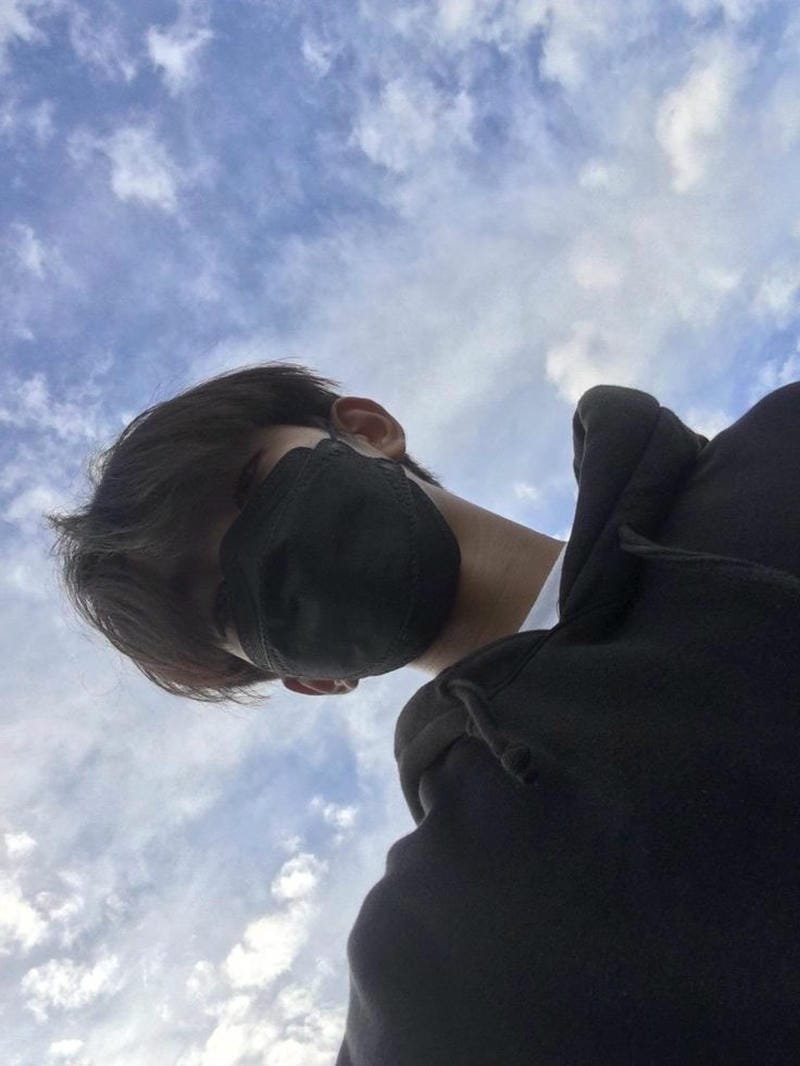 ảnh con trai đeo khẩu trang đen (9)