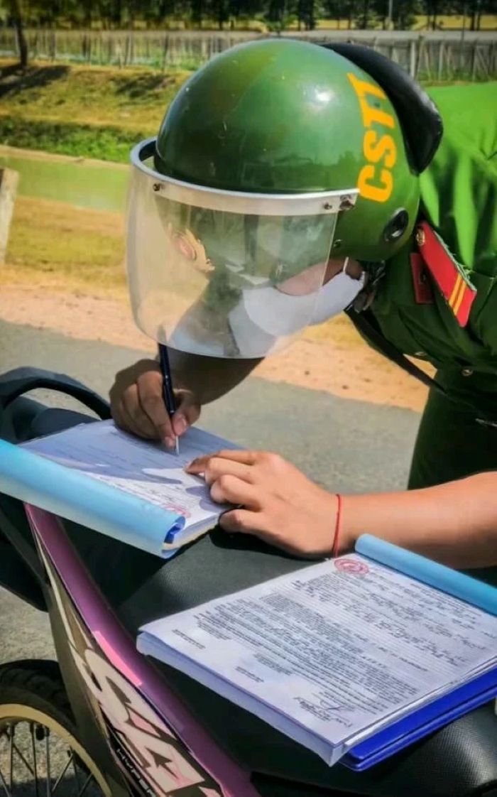 ảnh công an bắt xe (18) ảnh công an bắt xe (18)