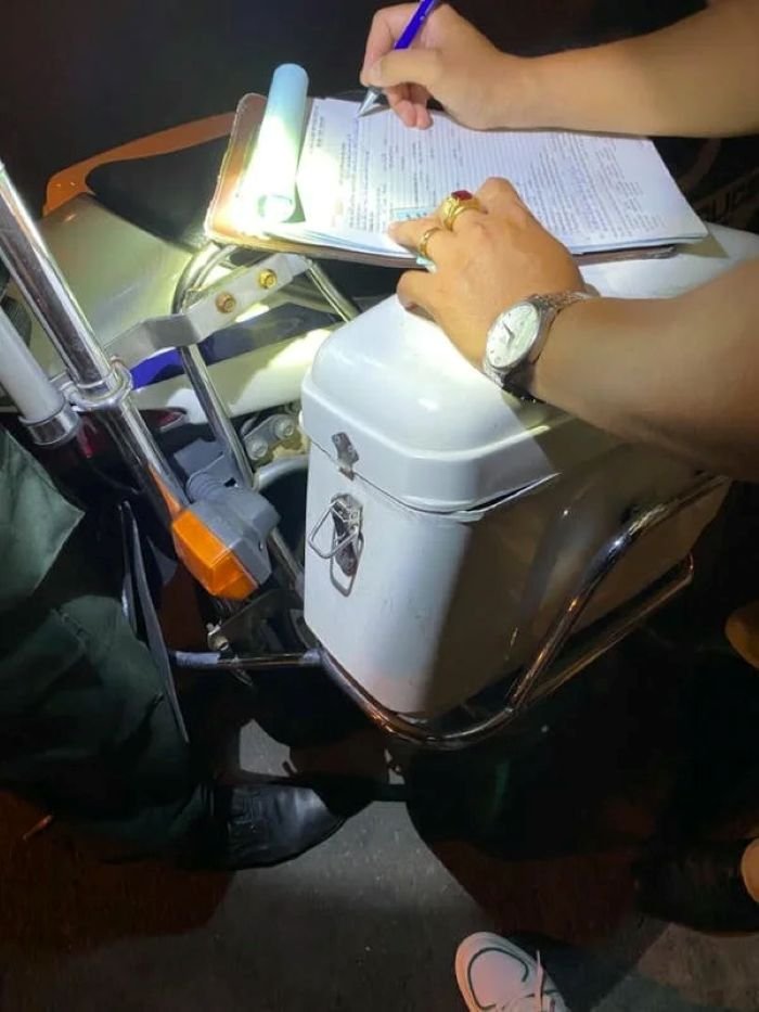 ảnh công an bắt xe (7) ảnh công an bắt xe (7)