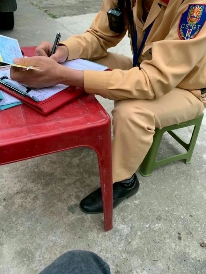 ảnh công an bắt xe (8) ảnh công an bắt xe (8)