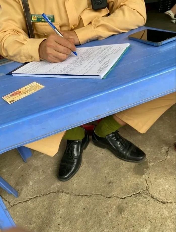 ảnh công an bắt xe (9) ảnh công an bắt xe (9)