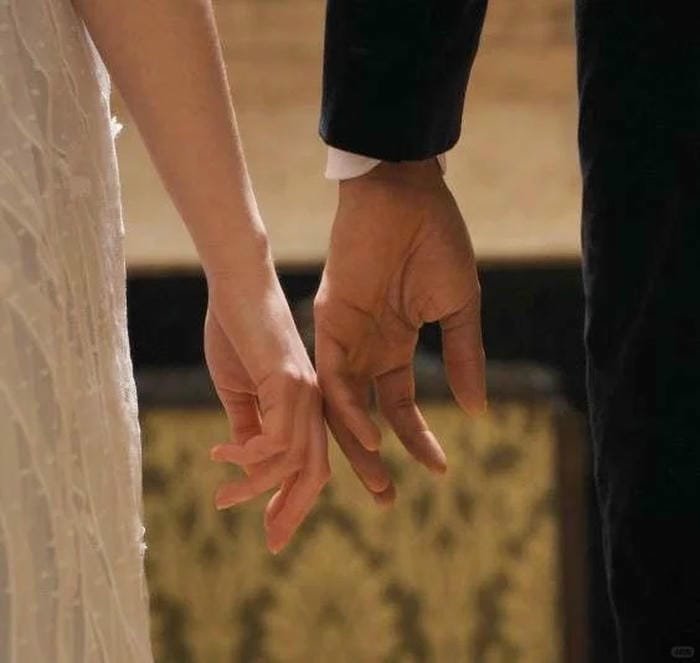 ảnh nắm tay người yêu (21) ảnh nắm tay người yêu (21)