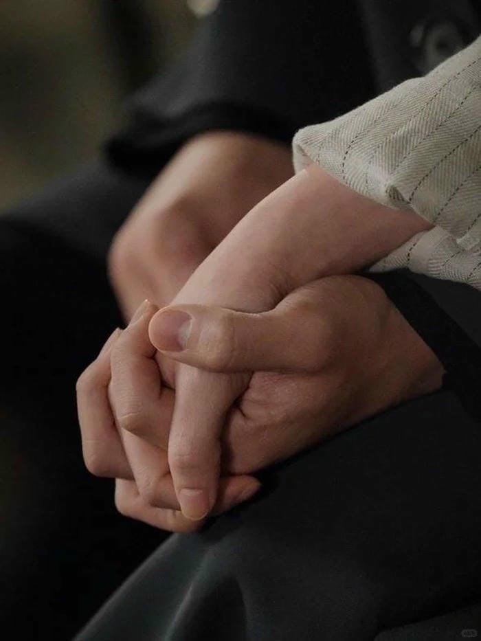 ảnh nắm tay người yêu (33) ảnh nắm tay người yêu (33)