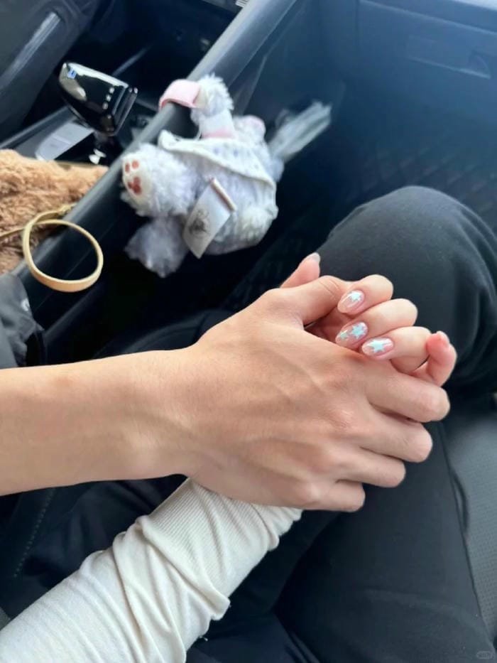 ảnh nắm tay người yêu (35) ảnh nắm tay người yêu (35)