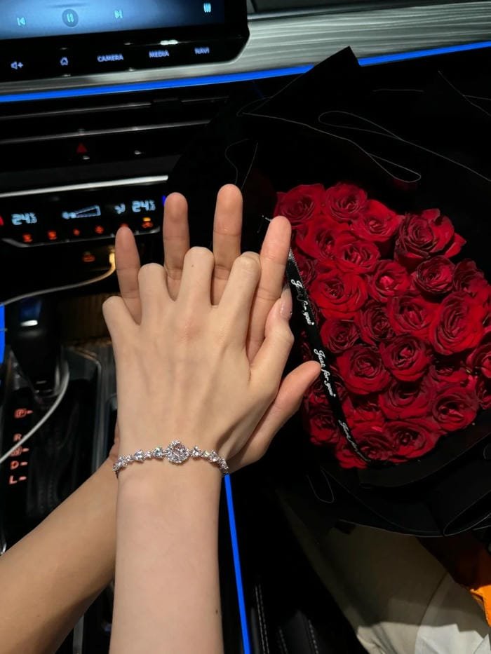 ảnh nắm tay nhau thật (34)